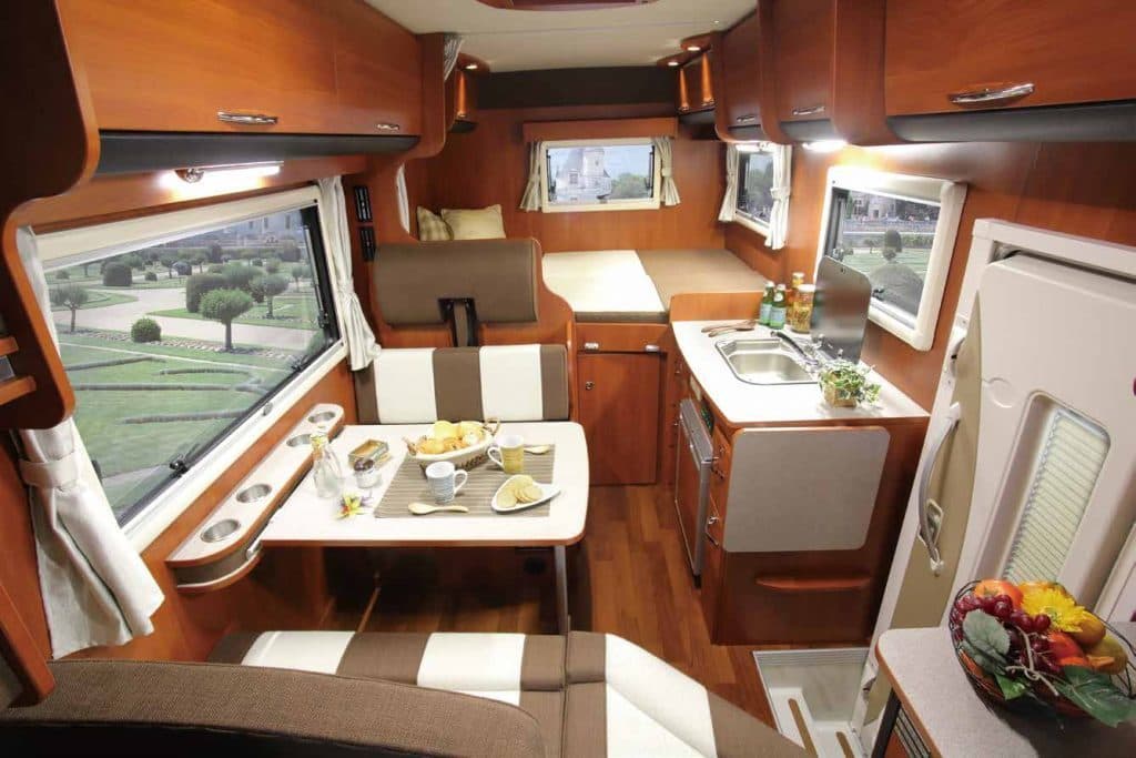 キャンピングカー車内